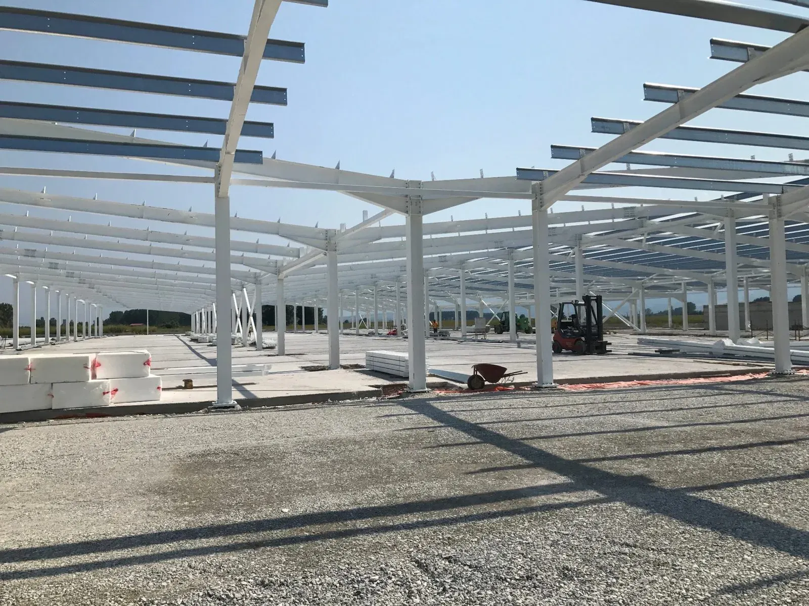 Μεταλλικός σκελετός του καταστήματος JUMBO στην Κατερίνη κατά την ανέγερση